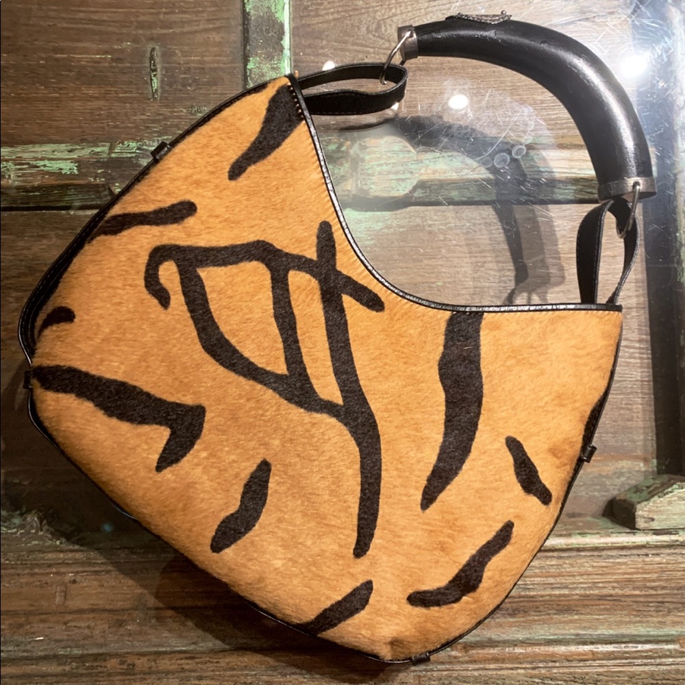 Calf hair shoulder handbag from Argentina 🤠🐄 with wooden handle 🪵🖤